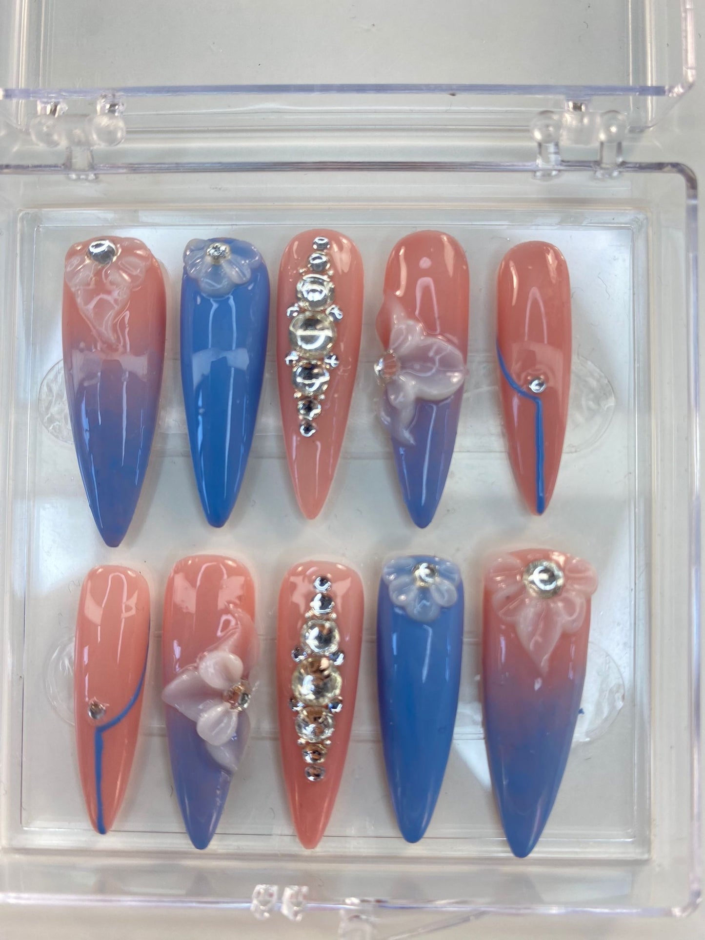 Melkwitte stralende bloem met blauw