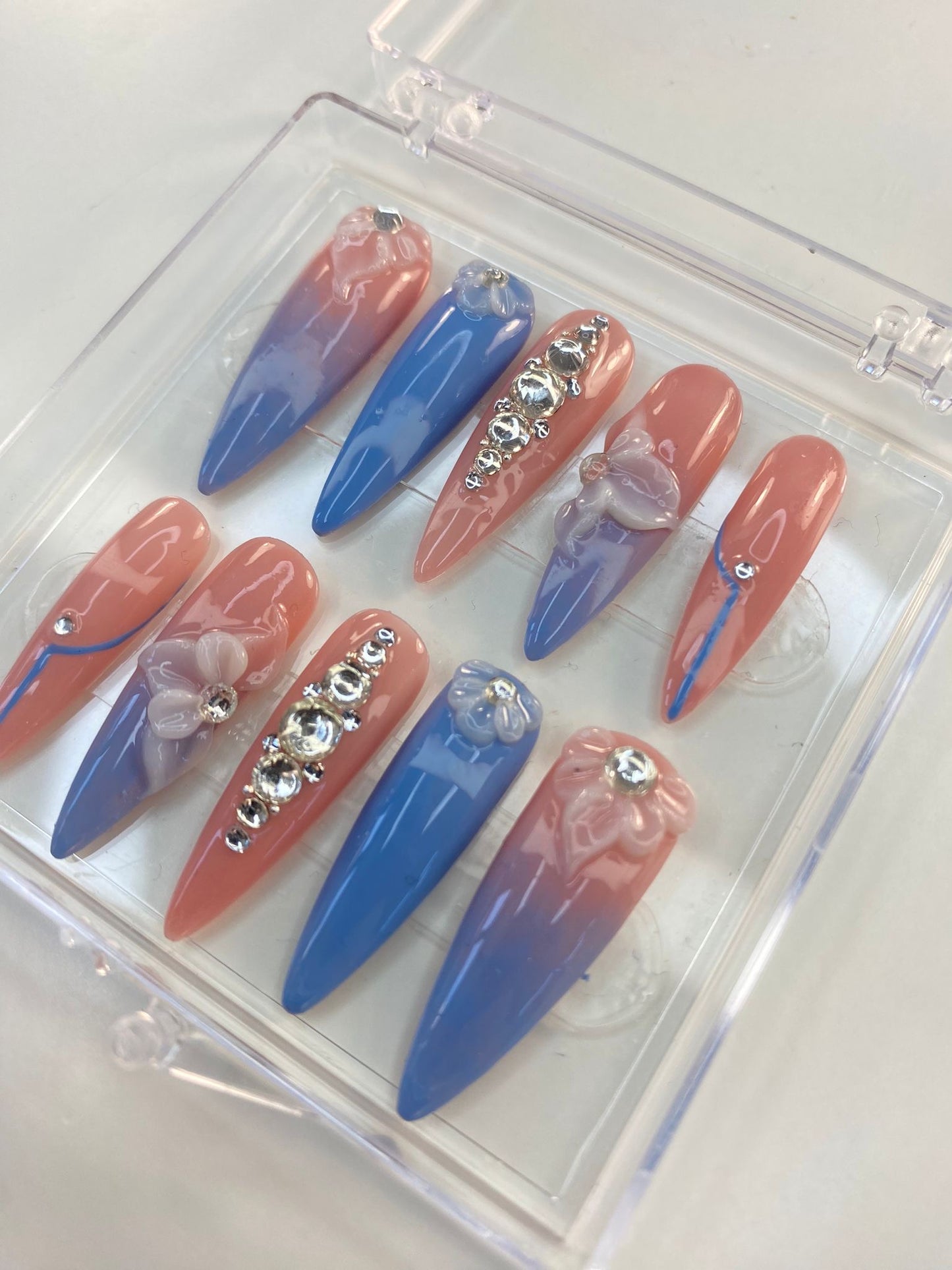 Melkwitte stralende bloem met blauw